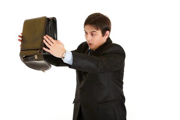Empresario moderno sorprendido buscando algo en el maletín — Foto de Stock