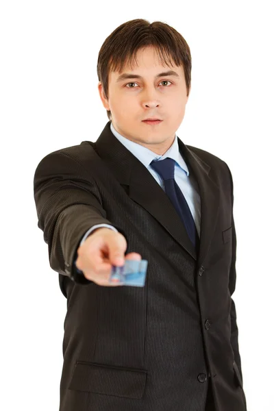Poważny młody biznesmen dając karty kredytowej — Zdjęcie stockowe