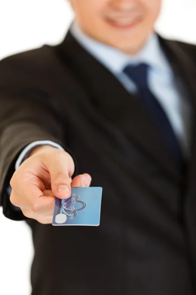 ビジネスマンを与えるクレジット カードです。クローズ アップ. — ストック写真