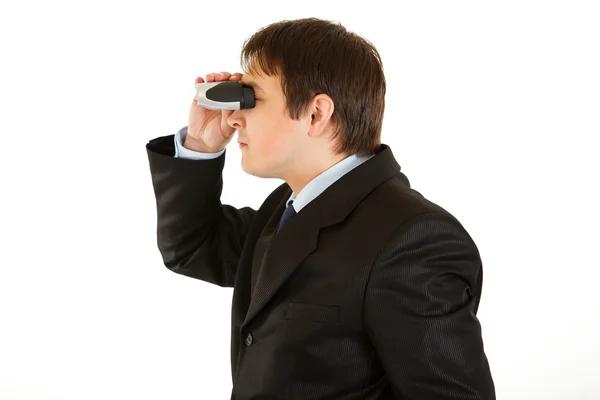 Interessato giovane uomo d'affari guardando attraverso binocoli — Foto Stock