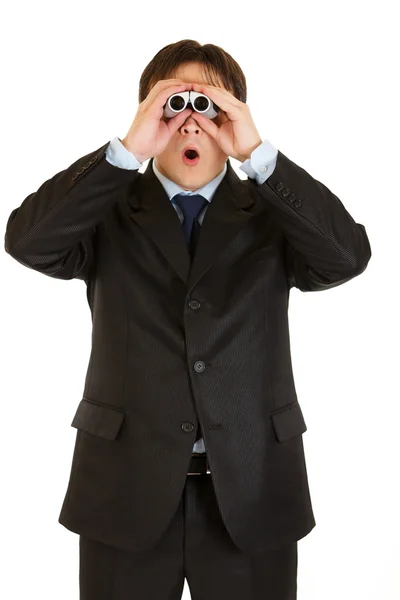 Scioccato giovane uomo d'affari guardando attraverso binocoli — Foto Stock
