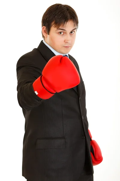 Ervan overtuigd jonge zakenman met bokshandschoenen tonen komen op gebaar — Stockfoto