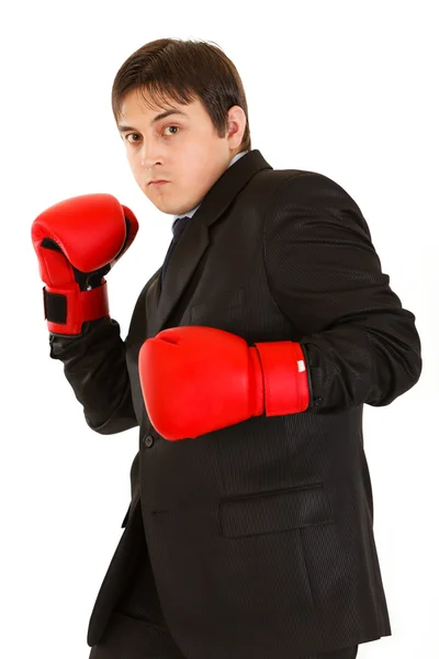 Wütender junger Geschäftsmann schlägt mit Boxhandschuhen zu — Stockfoto
