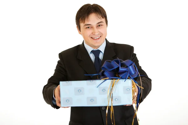 Sorrindo jovem empresário segurando presente nas mãos — Fotografia de Stock