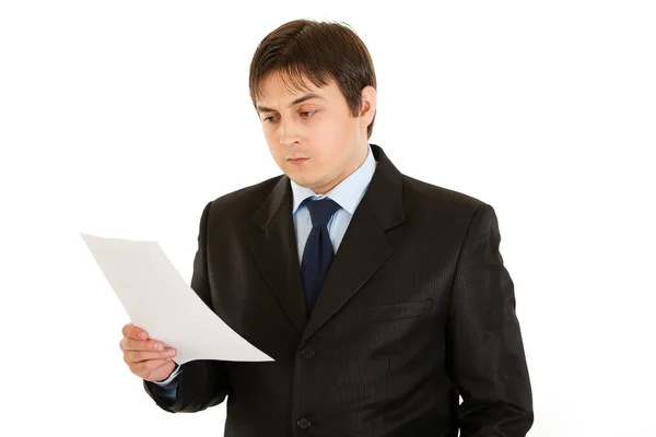 Концентрированный документ проверки бизнесмена — стоковое фото