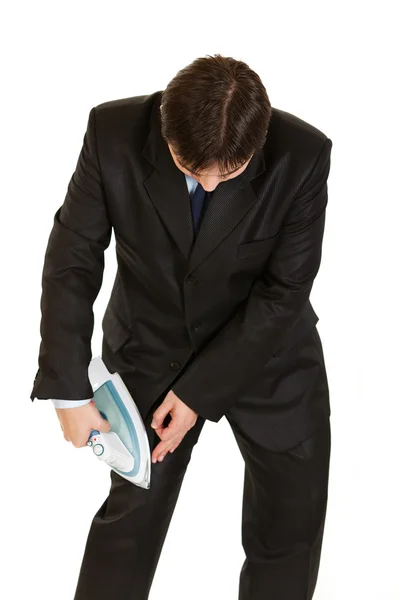 Biznesmen prasowania jego garniturze na siebie — Zdjęcie stockowe