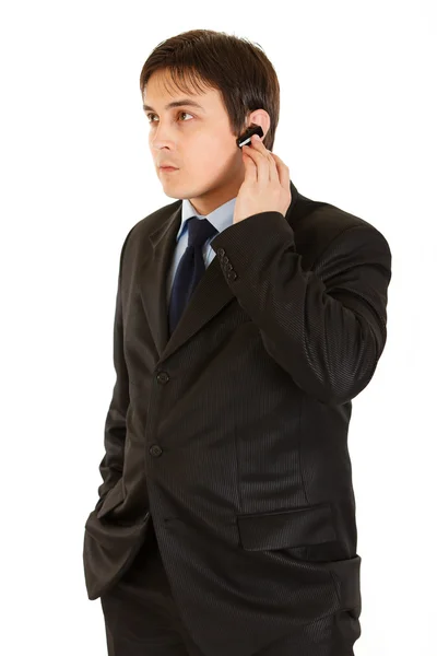 Концентрированный современный бизнесмен с громкой связью — стоковое фото