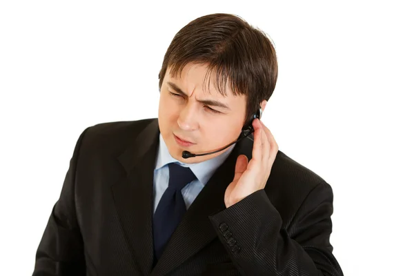 Hombre de negocios moderno y concentrado con auriculares — Foto de Stock