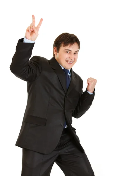Щасливий молодий бізнесмен показує жест перемоги — стокове фото