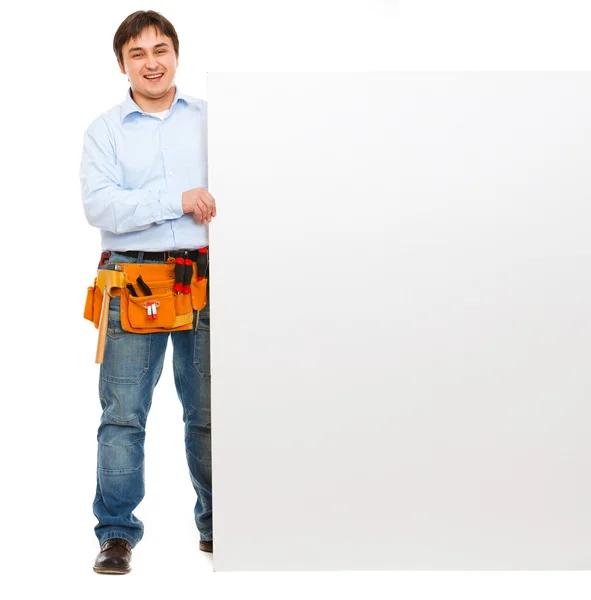 Feliz trabajador de la construcción sosteniendo cartelera en blanco — Foto de Stock