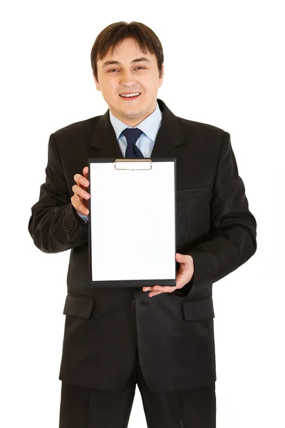 Sonriente empresario moderno sosteniendo portapapeles en blanco en las manos — Foto de Stock