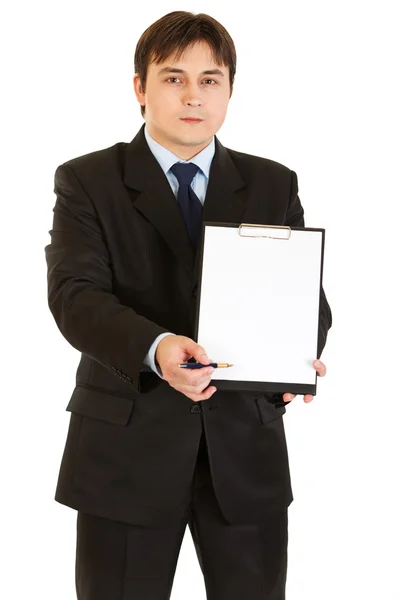 Серьезный современный бизнесмен с документами и ручкой для подписания — стоковое фото