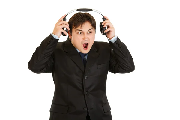 Шокований сучасний бізнесмен видаляє навушники — стокове фото
