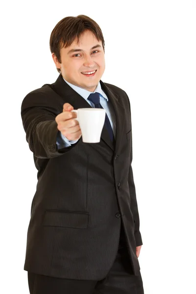 Χαμογελώντας σύγχρονο επιχειρηματία που προσφέρει το φλιτζάνι του καφέ — Φωτογραφία Αρχείου