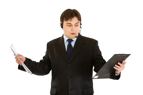 Moderne zakenman benadrukt met hoofdtelefoon bedrijf documenten in handen — Stockfoto
