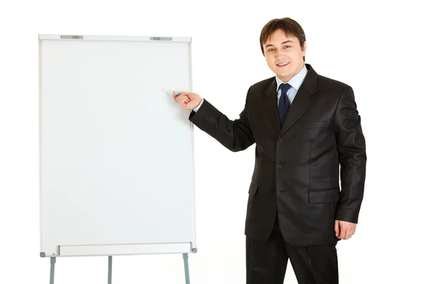 Sonriente hombre de negocios moderno dando presentación usando rotafolio, lugar para t — Foto de Stock