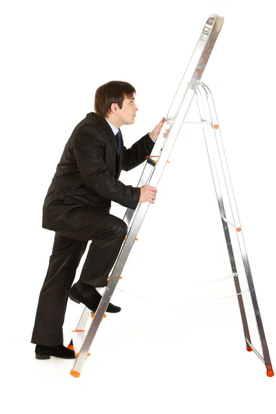 Moderner Geschäftsmann steigt auf Leiter nach oben — Stockfoto
