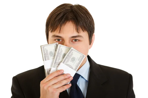 Современный бизнесмен восхитительно нюхает банкноту за сто долларов — стоковое фото