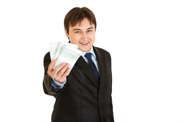 Usmívající se moderní podnikatel drží peníze v ruce — Stock fotografie
