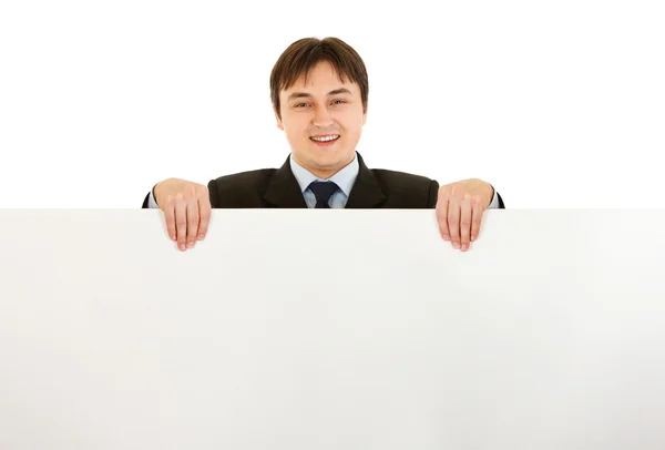 Uśmiechający się nowoczesne przedsiębiorca przytrzymanie puste billboard — Zdjęcie stockowe
