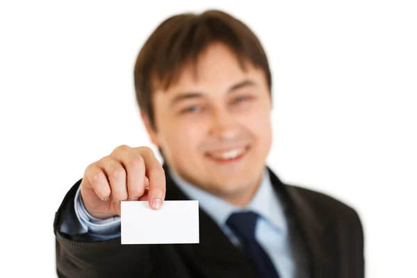 Χαμογελώντας σύγχρονο επιχειρηματία κρατώντας κενό επαγγελματική κάρτα — Φωτογραφία Αρχείου