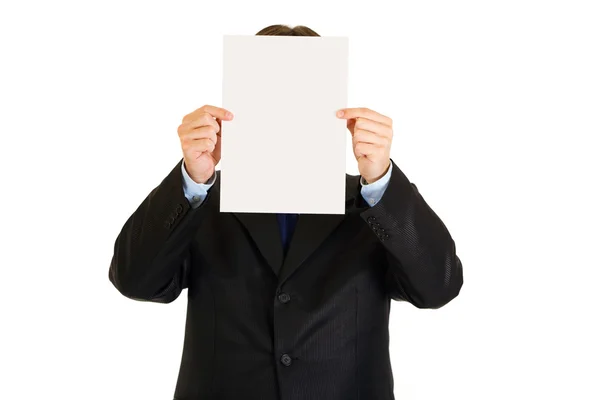 Biznesmen posiadający białą księgę przed jego twarz — Zdjęcie stockowe