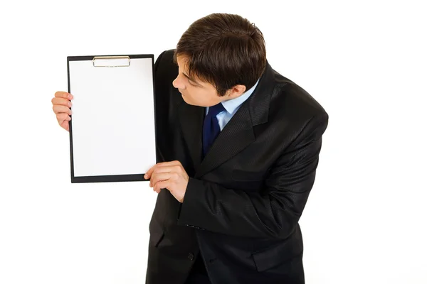 Hombre de negocios moderno mirando en portapapeles en blanco —  Fotos de Stock