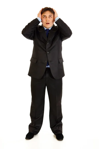 Портрет шокованого бізнесмена, який тримає руки біля голови і туалету — стокове фото