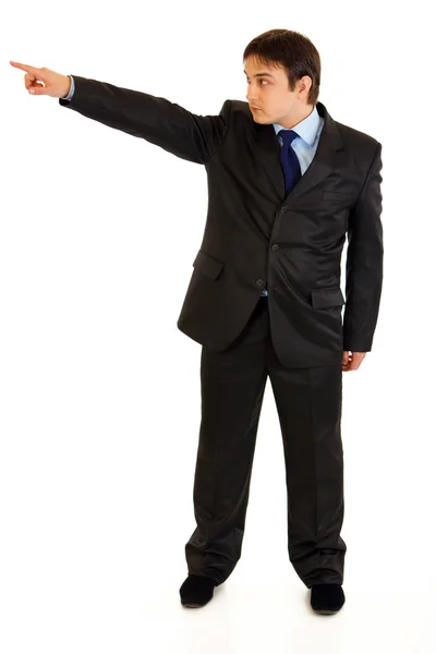 Portrait pleine longueur de confiant homme d'affaires moderne pointant du doigt dans co — Photo