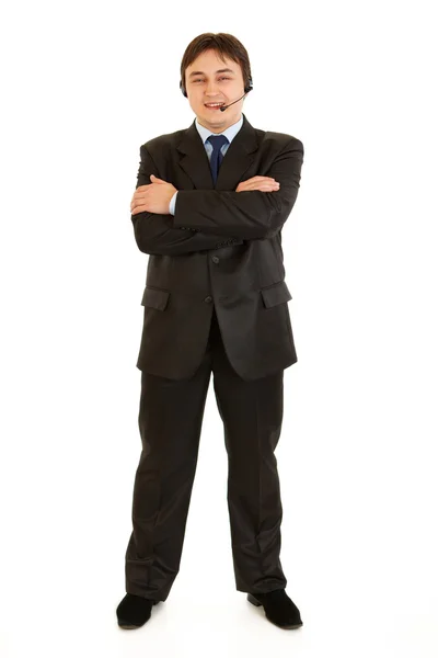Ritratto a figura intera di uomo d'affari sorridente con auricolare e braccia incrociate o — Foto Stock