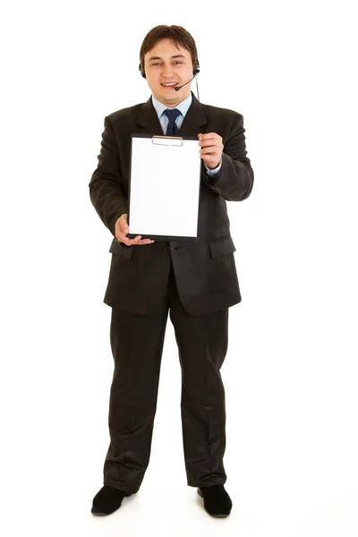 Sorridente giovane uomo d'affari con auricolare in possesso di appunti vuoti — Foto Stock