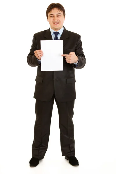 Ganzkörperporträt eines lächelnden modernen Geschäftsmannes, der mit dem Finger auf Weiß zeigt — Stockfoto