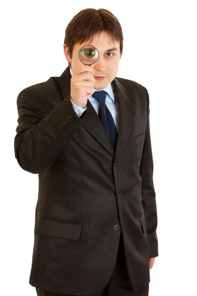 虫眼鏡を通して見る興味現代ビジネスマン — ストック写真