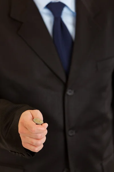 Орел или решка? Бизнесмен, держащий под рукой монету евро. Крупный план . — стоковое фото