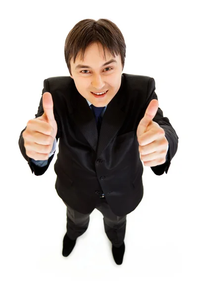 Улыбающийся молодой бизнесмен показывает большой палец вверх жестом — стоковое фото