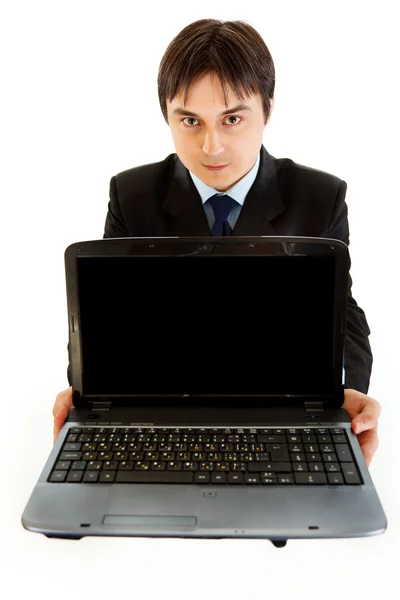 Sonriente hombre de negocios moderno que sostiene las computadoras portátiles pantalla en blanco — Foto de Stock