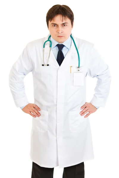 Стрессовый молодой врач со стетоскопом — стоковое фото