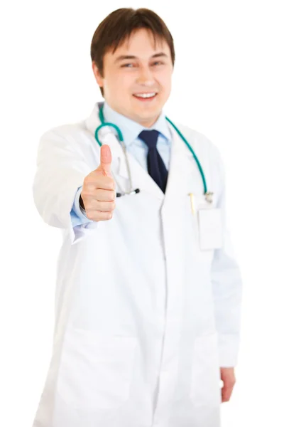 Leende läkare visar tummen upp gest — Stockfoto
