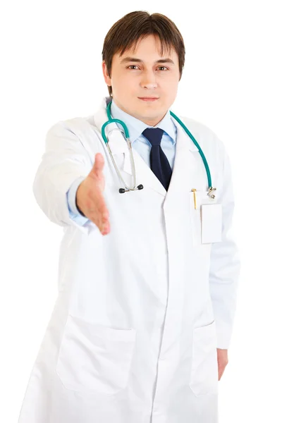 Amistoso médico estira la mano para el apretón de manos — Foto de Stock