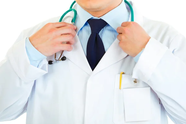 Läkare uträtning stetoskop. närbild. — Stockfoto