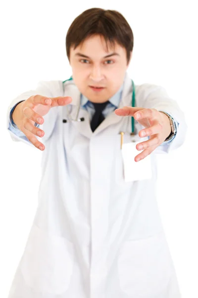 愤怒的医疗医生用听诊器。把重点放在手上. — 图库照片