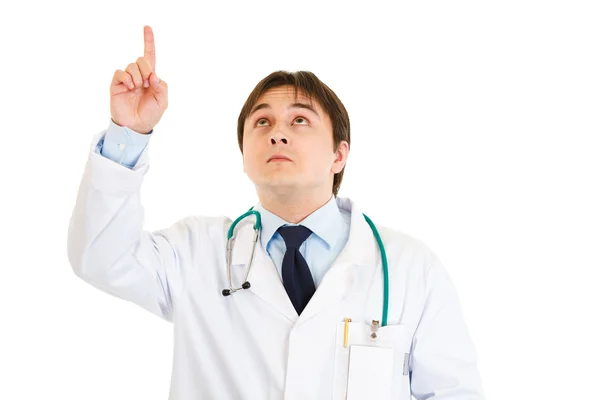 Junge Ärztin zeigt mit erhobenem Zeigefinger — Stockfoto
