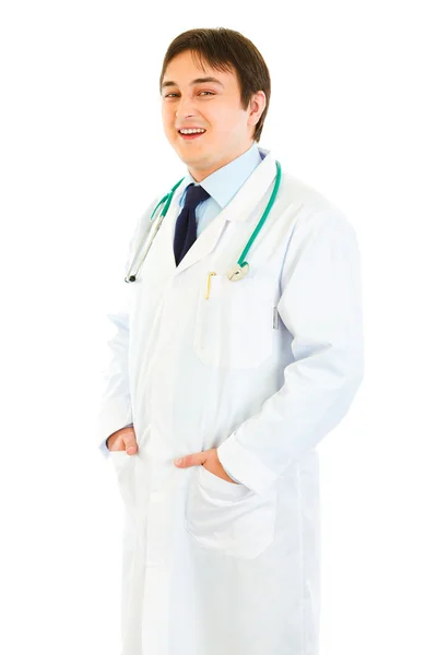 Médico sorridente com as mãos nos bolsos — Fotografia de Stock