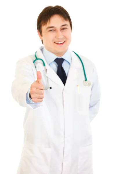Tıp doktoru hareketi yukarı gösteren gülümseyen — Stok fotoğraf