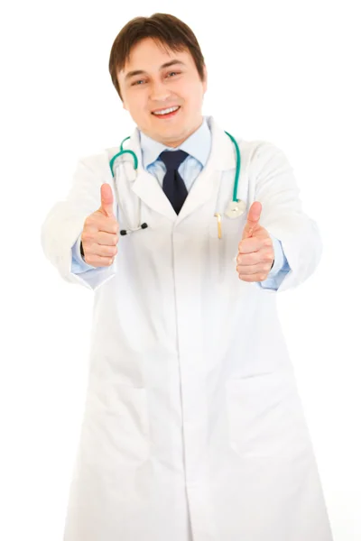 Médico sonriente mostrando el gesto de los pulgares hacia arriba — Foto de Stock
