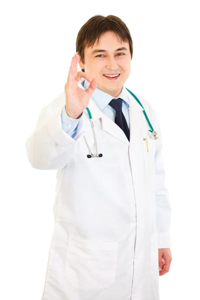 Χαμογελώντας ιατρός δείχνει εντάξει χειρονομία — Φωτογραφία Αρχείου