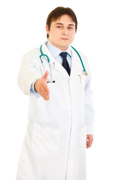 Médico amigável estende a mão para aperto de mão — Fotografia de Stock