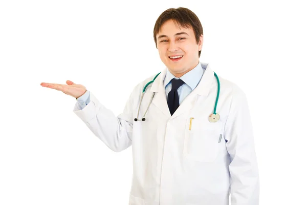 Médecin souriant présentant quelque chose sur la main vide — Photo