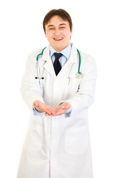 Улыбающийся доктор представляет что-то на пустых руках — стоковое фото