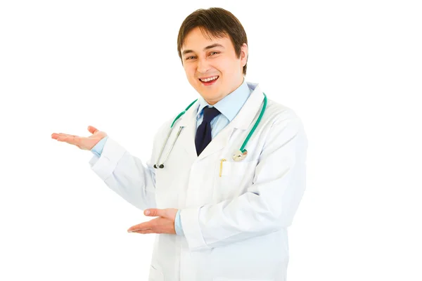 Benvenuta! Sorridente giovane medico invitante alla cooperazione — Foto Stock